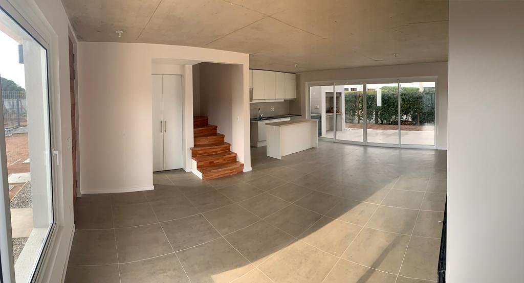 En complejo cerrado! Casa De 3 Dormitorios Y 2 Baños, Sin Gastos Comunes!